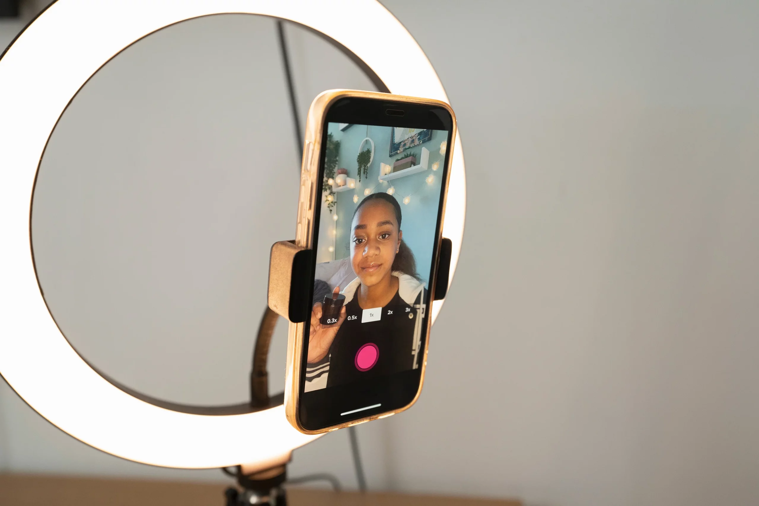 Wie man einen erfolgreichen Vlog erstellt. Mädchen auf einem Handy zu sehen. Sie erstellt gerade einen Vlog.